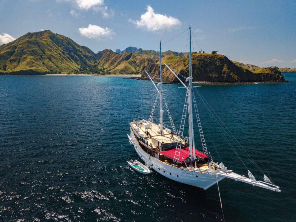 luxury cruise at komodo island
